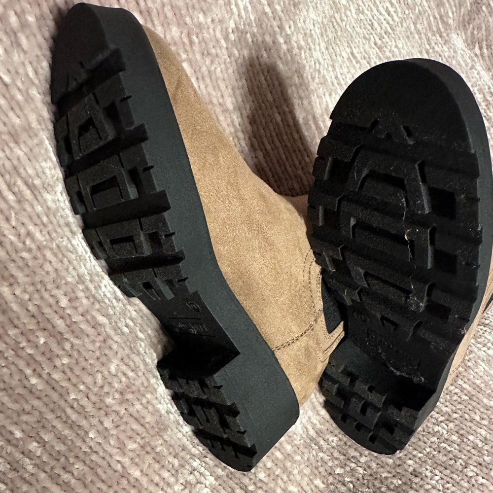 Chelsea Boots - Picture 2 of 3